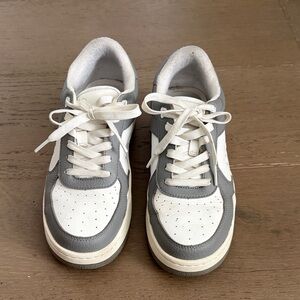 Alo recovery sneakers. Color Grey/Wht. 6/12 women’s
